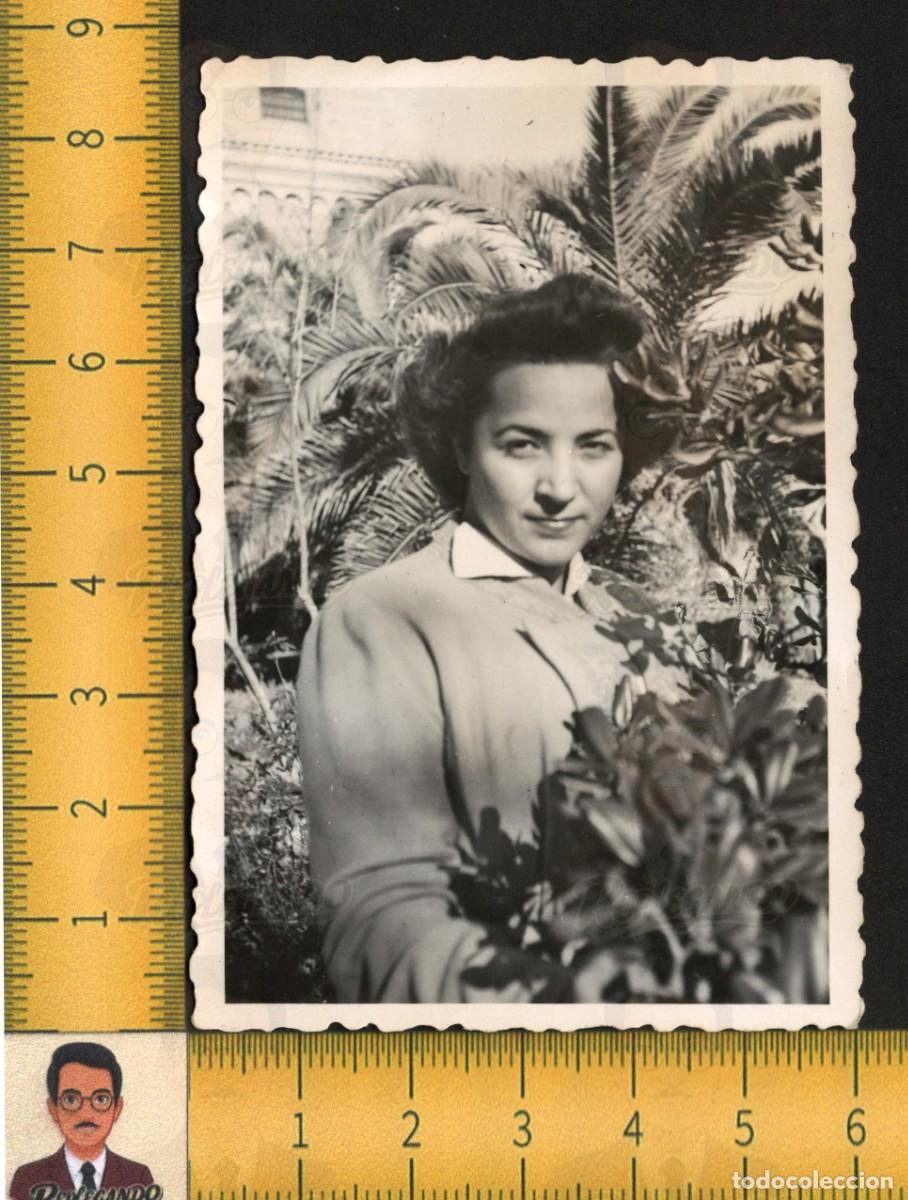 Fotograf&iacute;a antigua: RETRATO MUJER GUAPA CHICA JOVEN POSA RODEADA DE PLANTAS JARD&Iacute;N PARQUE CIUDAD - FOTO ANTIGUA A&Ntilde;OS 50