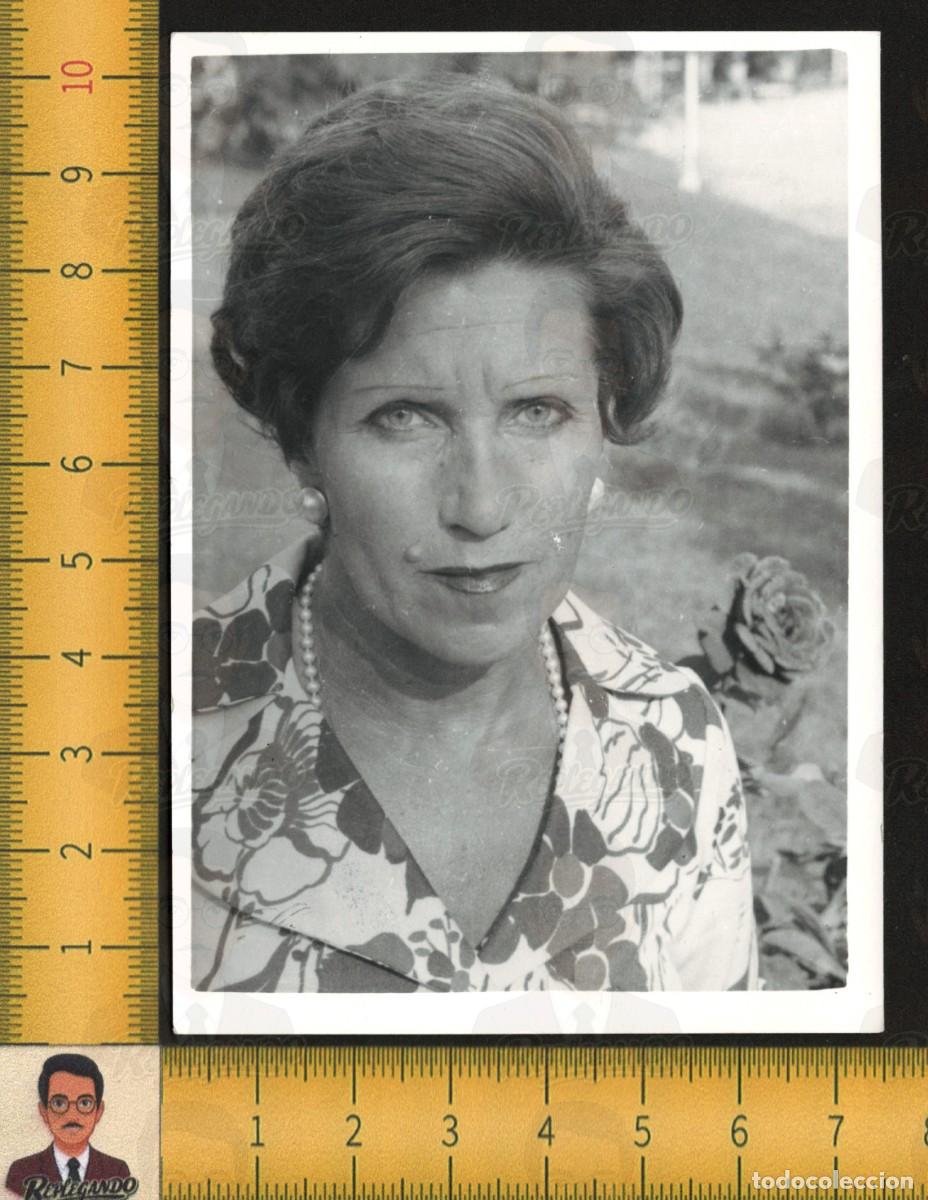 Fotograf&iacute;a antigua: RETRATO BELLA MUJER COLLAR PERLAS JARD&Iacute;N PARQUE CIUDAD FLOR ROSA - FOTO ANTIGUA A&Ntilde;OS 73 - VALENCIA