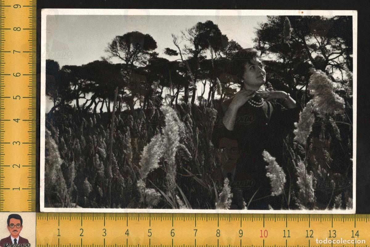 Fotograf&iacute;a antigua: RETRATO GUAPA CHICA JOVEN COLLAR PERLAS EN CAMPO RODEADA PLANTAS - FOTO ANTIGUA A&Ntilde;OS 60 - MUJER SEXY