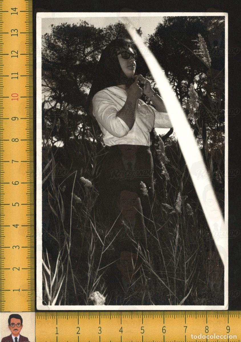 Fotograf&iacute;a antigua: RETRATO GUAPA CHICA JOVEN PA&Ntilde;UELO PELO EN CAMPO RODEADA PLANTAS - FOTO ANTIGUA A&Ntilde;OS 60 - MUJER SEXY
