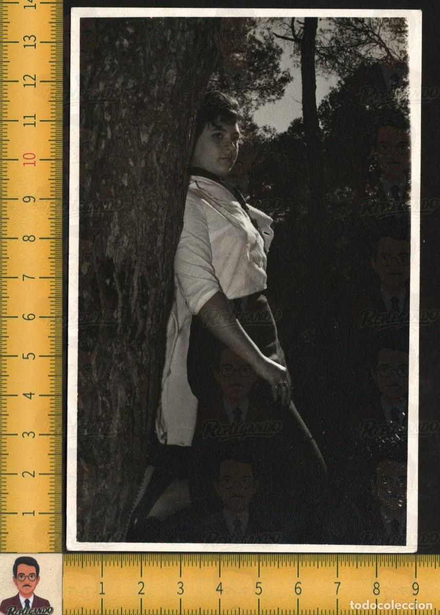 Fotograf&iacute;a antigua: GUAPA CHICA POSA APOYADA EN UN &Aacute;RBOL DEL BOSQUE - FOTO ANTIGUA ART&Iacute;STICA A&Ntilde;OS 60 - MUJER SEXY
