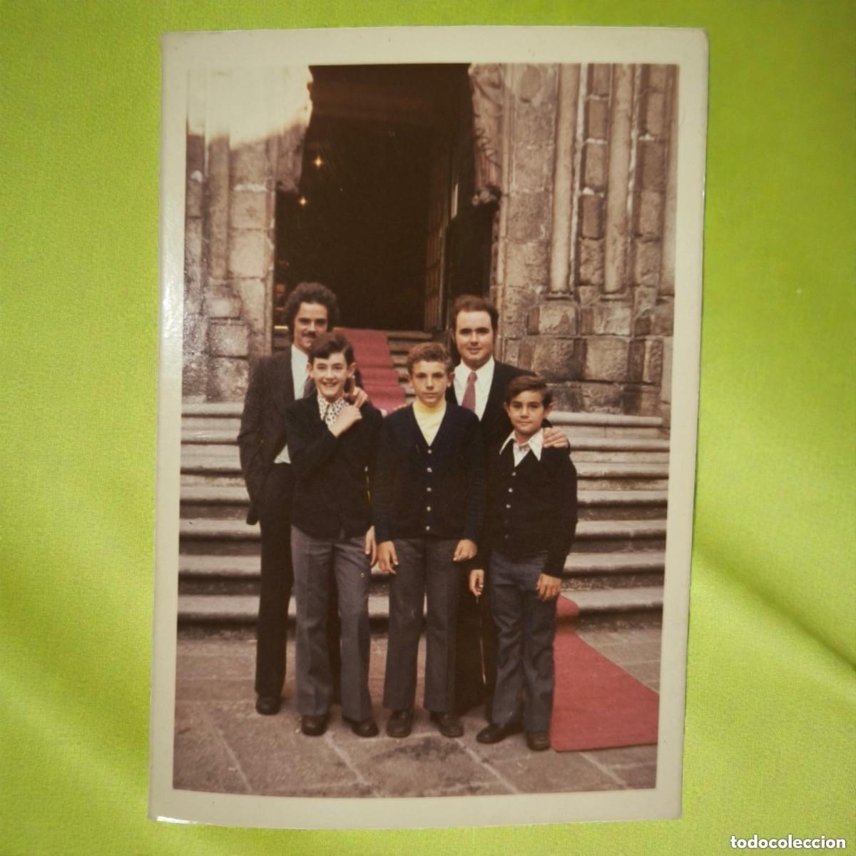 Alte Fotografie: Fotograf&iacute;a Familiar A&ntilde;os 60 Frente A Iglesia &ndash; Retrato Vintage Entra&ntilde;able