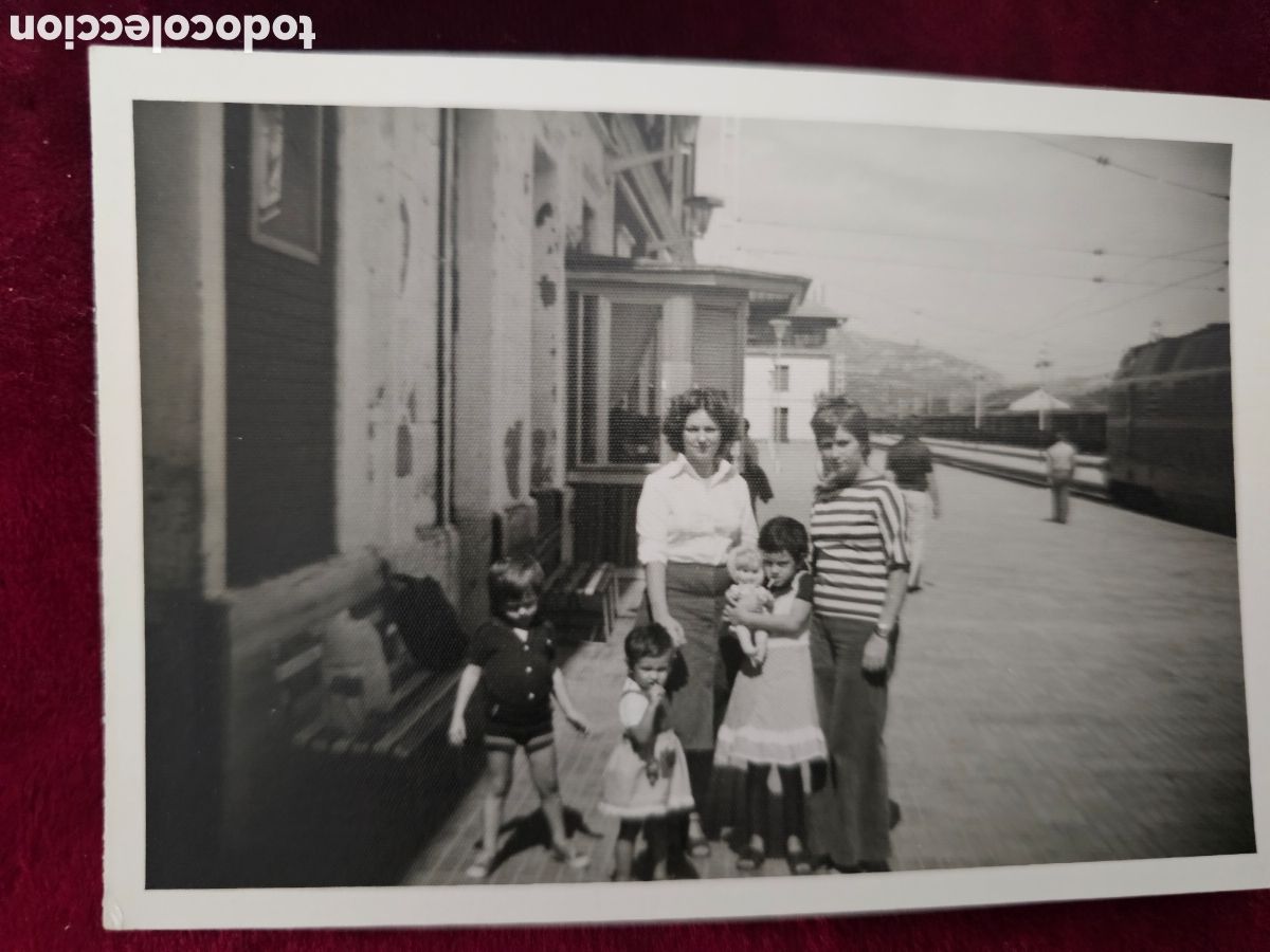 Fotograf&iacute;a antigua: ​Fotograf&iacute;a Antigua Escena Familiar estaci&oacute;n de tren Viaje (A&ntilde;os 70)