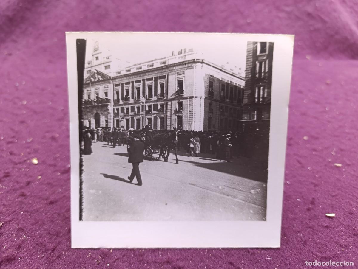 Alte Fotografie: Antigua fotograf&iacute;a en b/n o sepia, S. XIX., Madrid, Puerta del Sol, unos 13 x 13 cms.