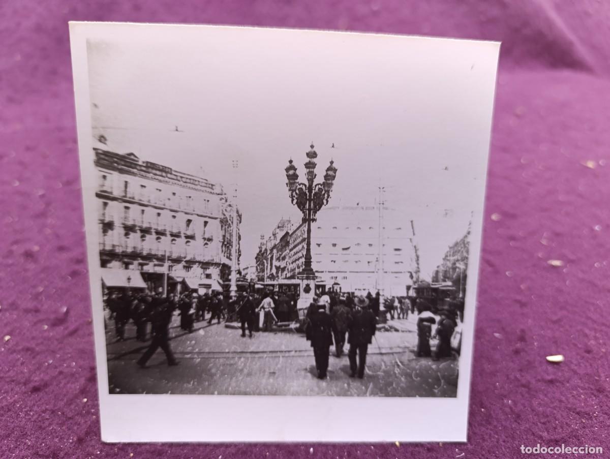 Fotografia antica: Antigua fotograf&iacute;a en b/n o sepia, S. XIX., Madrid, Puerta del Sol, unos 13 x 13 cms.