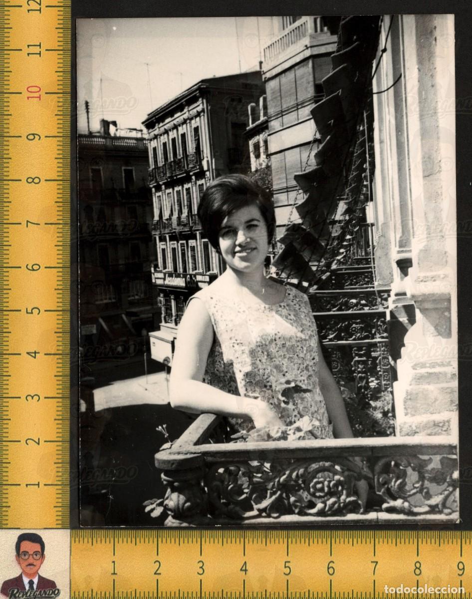 Fotograf&iacute;a antigua: BARCELONA : GUAPA MUJER CHICA JOVEN SONRIE FELIZ EN BALC&Oacute;N - ACADEMIA COTS - FOTO ANTIGUA A&Ntilde;O 1967