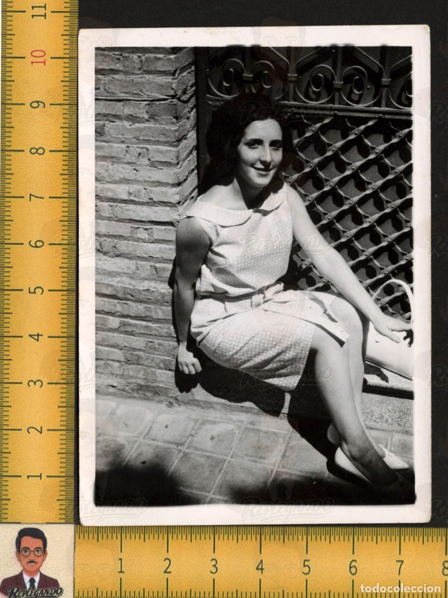 Fotograf&iacute;a antigua: GUAPA MUJER CHICA JOVEN VESTIDO FALDA SONRIE SENTADA EN PUERTA CON REJA FORJA - FOTO ANTIGUA A&Ntilde;OS 60