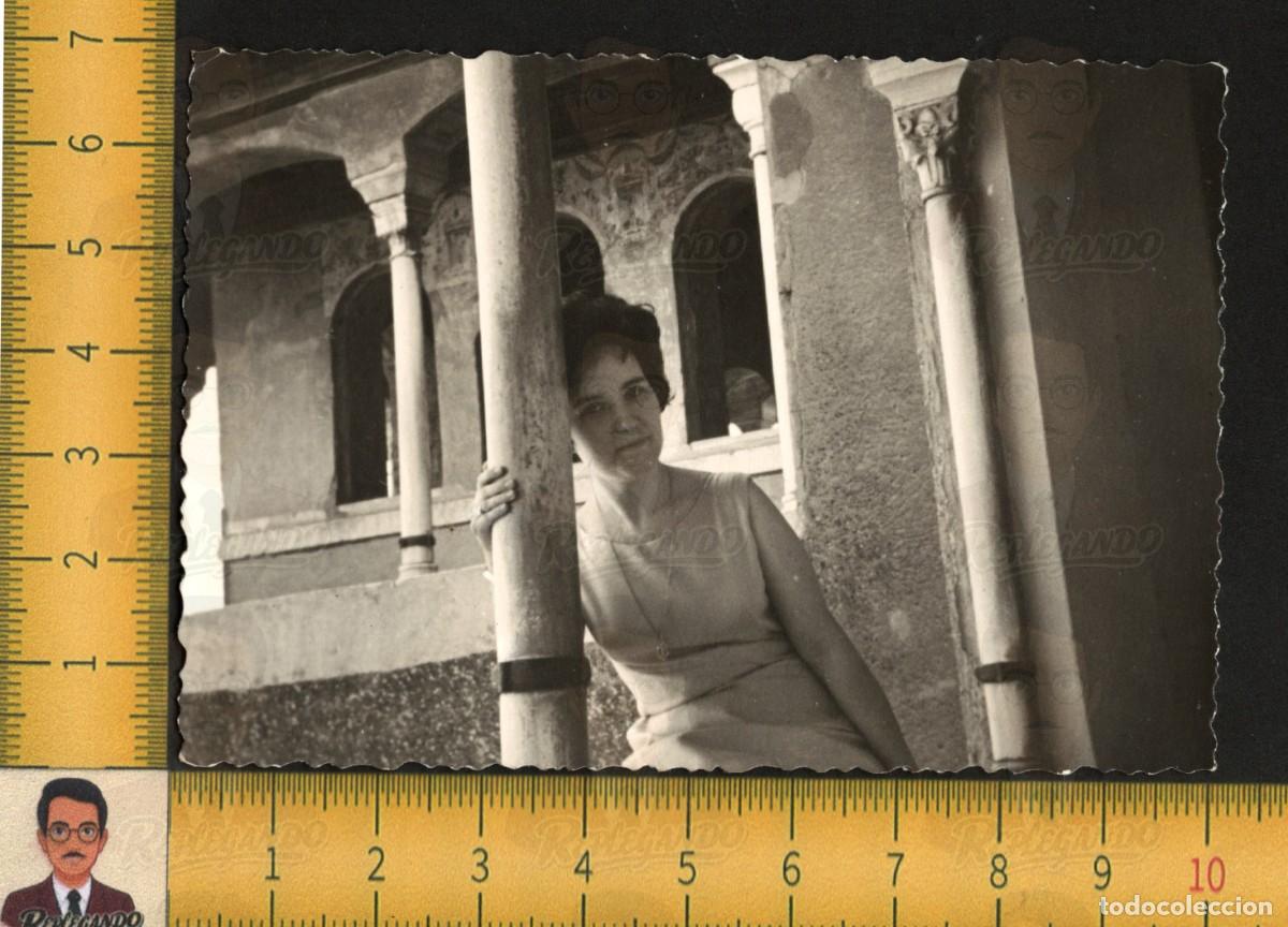 Fotograf&iacute;a antigua: GUAPA MUJER CHICA JOVEN POSA EN PATIO ABRAZADA A COLUMNA - ARCOS CAPITEL - FOTO ANTIGUA A&Ntilde;OS 60