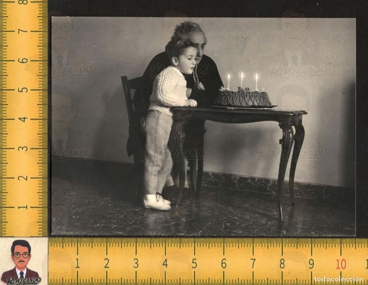 Fotograf&iacute;a antigua: ABUELA NIETO SOPLAN VELAS TARTA PASTEL CUMPLEA&Ntilde;OS - NI&Ntilde;O MUJER MESA LUIS XV - FOTO ANTIGUA A&Ntilde;O 1959