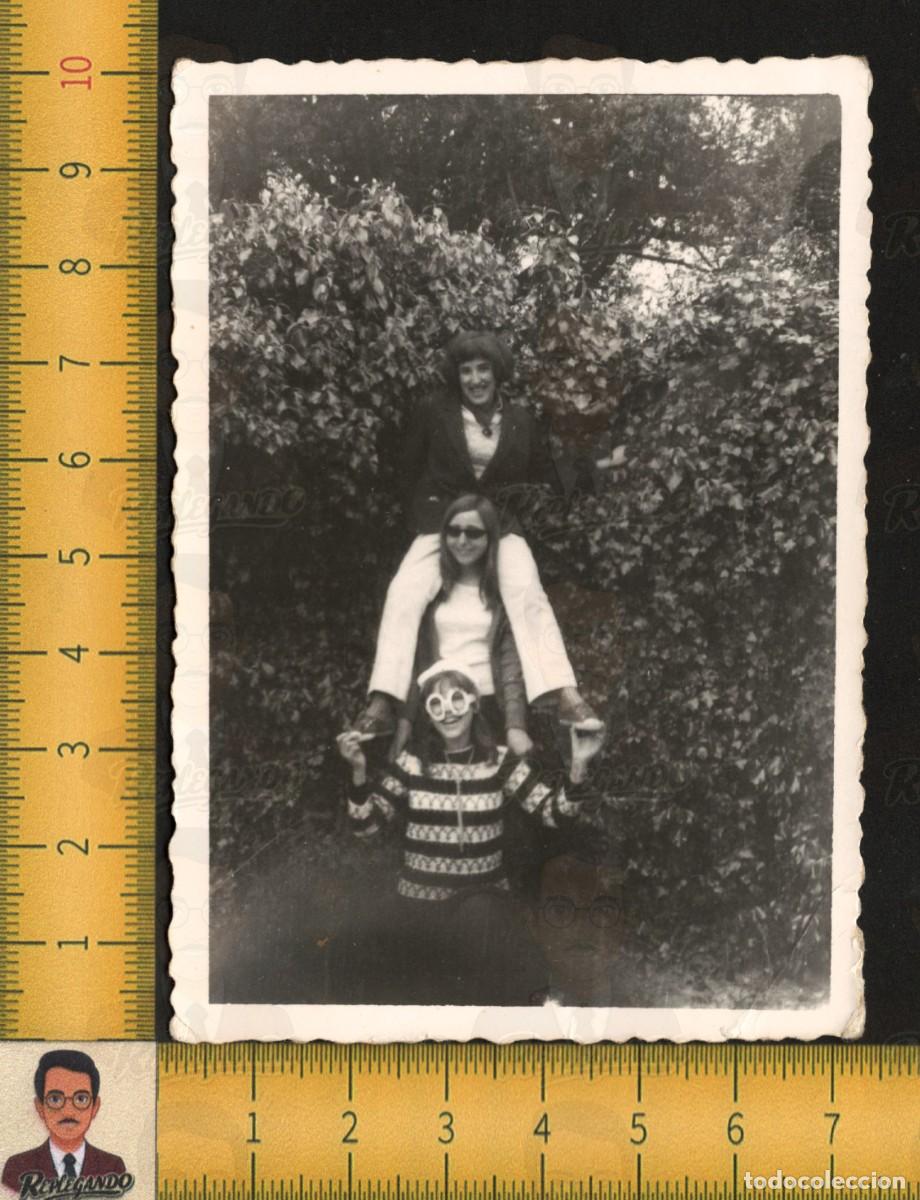 Fotograf&iacute;a antigua: UN TR&Iacute;O DE LOCAS - TRES AMIGAS HACEN CASTILLO EN JARD&Iacute;N - PIPA TABACO GAFAS - FOTO ANTIGUA A&Ntilde;OS 60