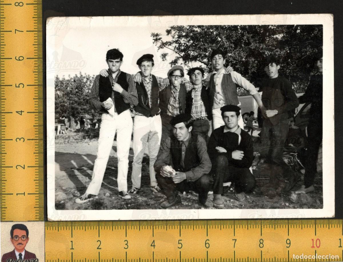 Fotograf&iacute;a antigua: LA BANDA DE LA BOINA - GRUPO CHICOS AMIGOS CAMPO OLIVOS - CHICLE CONVERSE - FOTO ANTIGUA A&Ntilde;OS 60