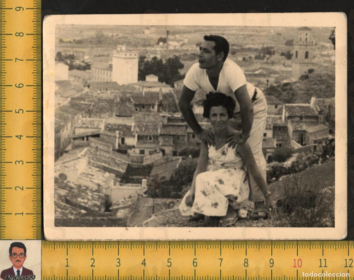 Fotograf&iacute;a antigua: SEXY PAREJA DE ENAMORADOS POSAN FELICES CON PUEBLO (POR IDENTIFICAR) AL FONDO &ndash; FOTO ANTIGUA A&Ntilde;OS 60