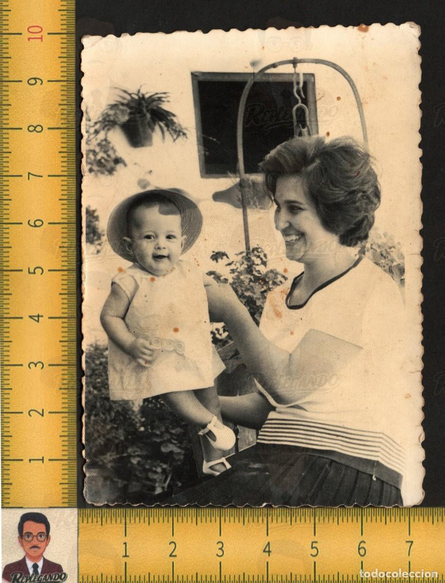 Fotograf&iacute;a antigua: LA REINA DE LA CASA - MADRE E HIJA - NI&Ntilde;A Y MUJER EN JARD&Iacute;N CON POZO &ndash; FOTO ANTIGUA A&Ntilde;OS 60 - &Eacute;CIJA