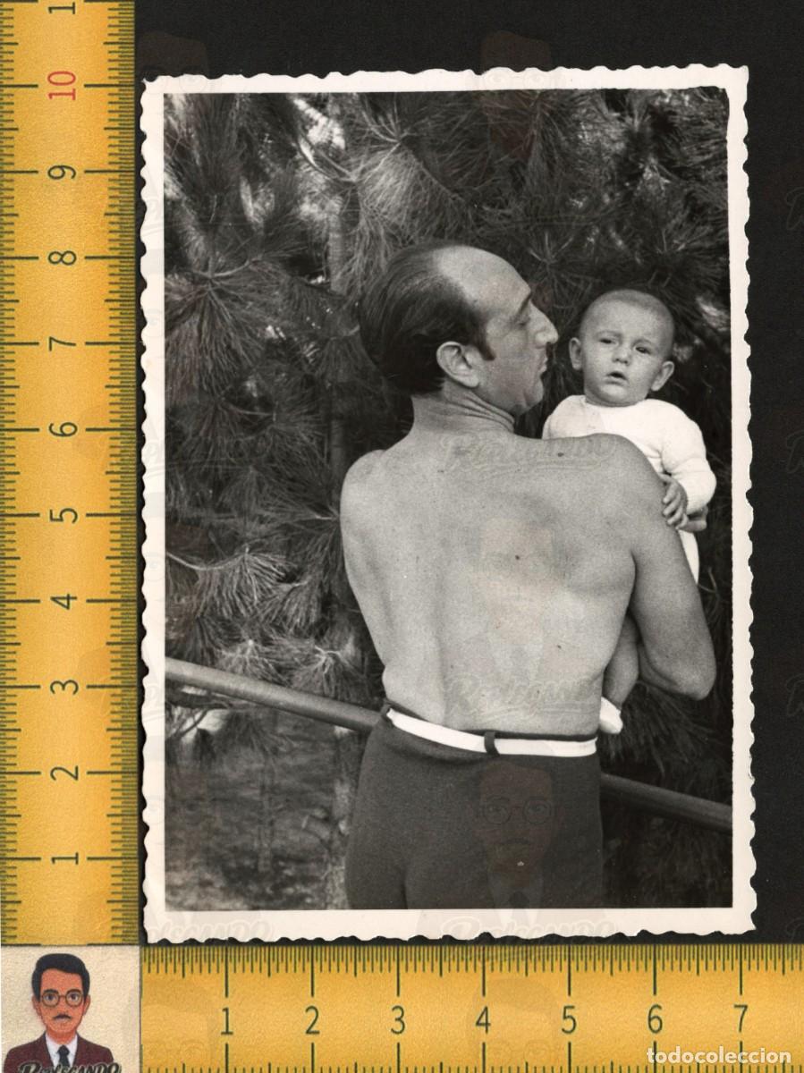 Fotograf&iacute;a antigua: EL HIJO DEL PADRE ORGULLOSO - HOMBRE ESPALDA DESNUDA Y NI&Ntilde;O BEB&Eacute; EN BRAZOS &ndash; FOTO ANTIGUA A&Ntilde;O 1954