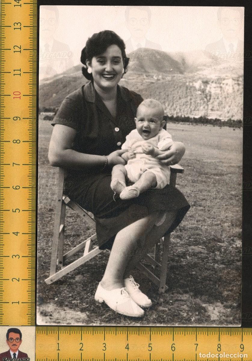Fotograf&iacute;a antigua: BROTO (HUESCA) : LA MADRE M&Aacute;S FELIZ - MUJER SONR&Iacute;E CON BEB&Eacute; EN REGAZO &ndash; FOTO ANTIGUA A&Ntilde;O 1956 ARAG&Oacute;N