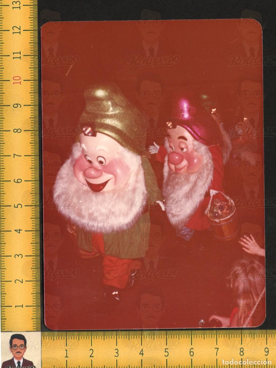 Fotograf&iacute;a antigua: ENANITOS BLANCA NIEVES Y LOS SIETE 7 - DISNEY - CABEZUDOS INFANTILES FIESTA - FOTO VINTAGE A&Ntilde;OS 70