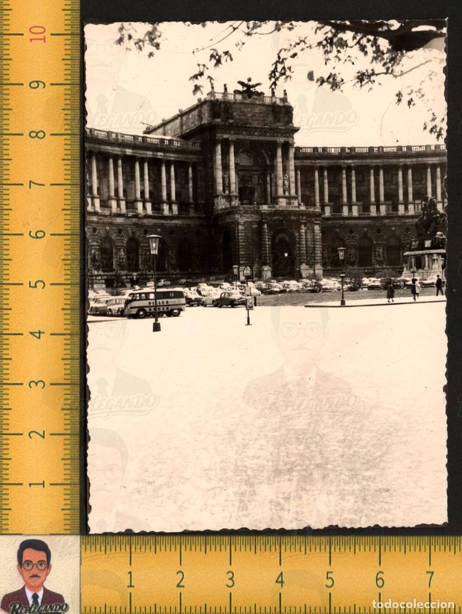 Fotograf&iacute;a antigua: HOFBURG PALACE (VIENNA) - FURGONETA VOLKSWAGEN T1 PILLER-DRUCK - FOTO VINTAGE A&Ntilde;OS 50/60 AUSTRIA