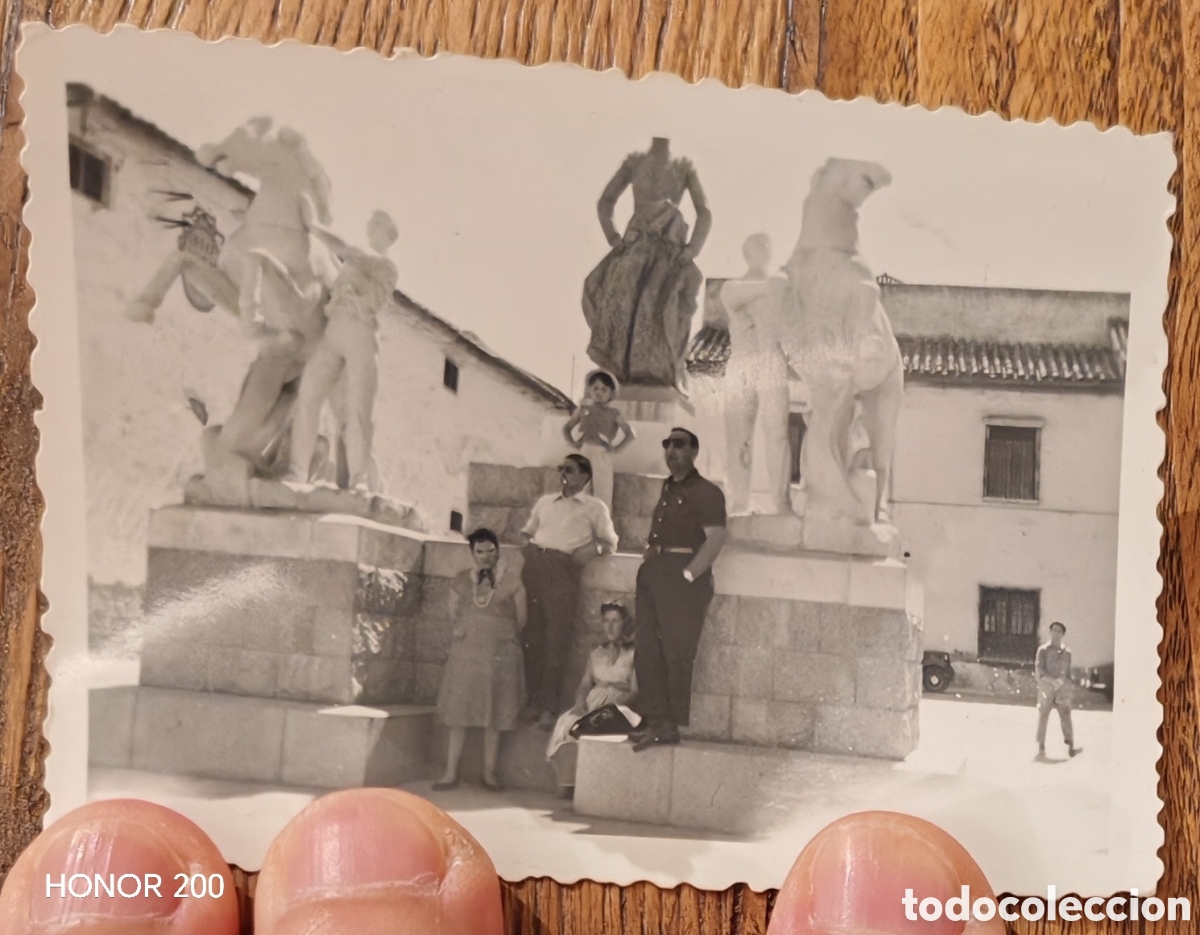 Fotograf&iacute;a antigua: Lote 2 fotos - Monumento a Manolete. C&oacute;rdoba 1955-60.