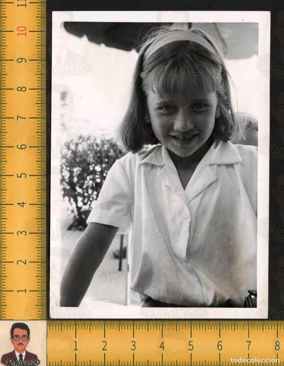 Fotograf&iacute;a antigua: SIMP&Aacute;TICA NI&Ntilde;A RUBIA SONRISA CAMISA BLANCA Y CINTA EN PELO / FOTOGRAF&Iacute;A ANTIGUA A&Ntilde;OS 60 / INFANCIA