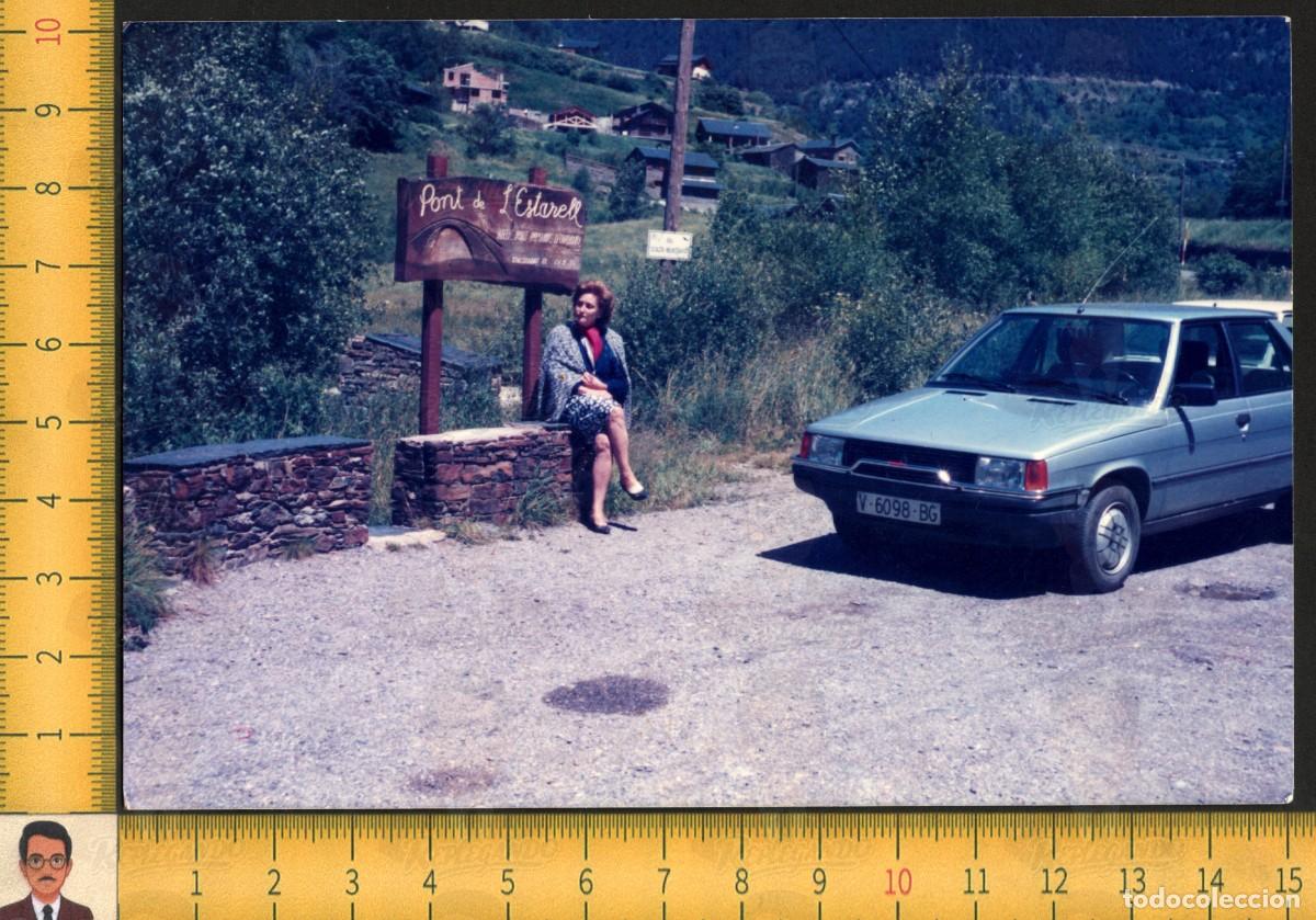 Fotograf&iacute;a antigua: ORDINO (ANDORRA): MUJER POSA EN PONT DE L'ESTARELL CON RENAULT 9 TSE COCHE - FOTO VINTAGE A&Ntilde;O 1988