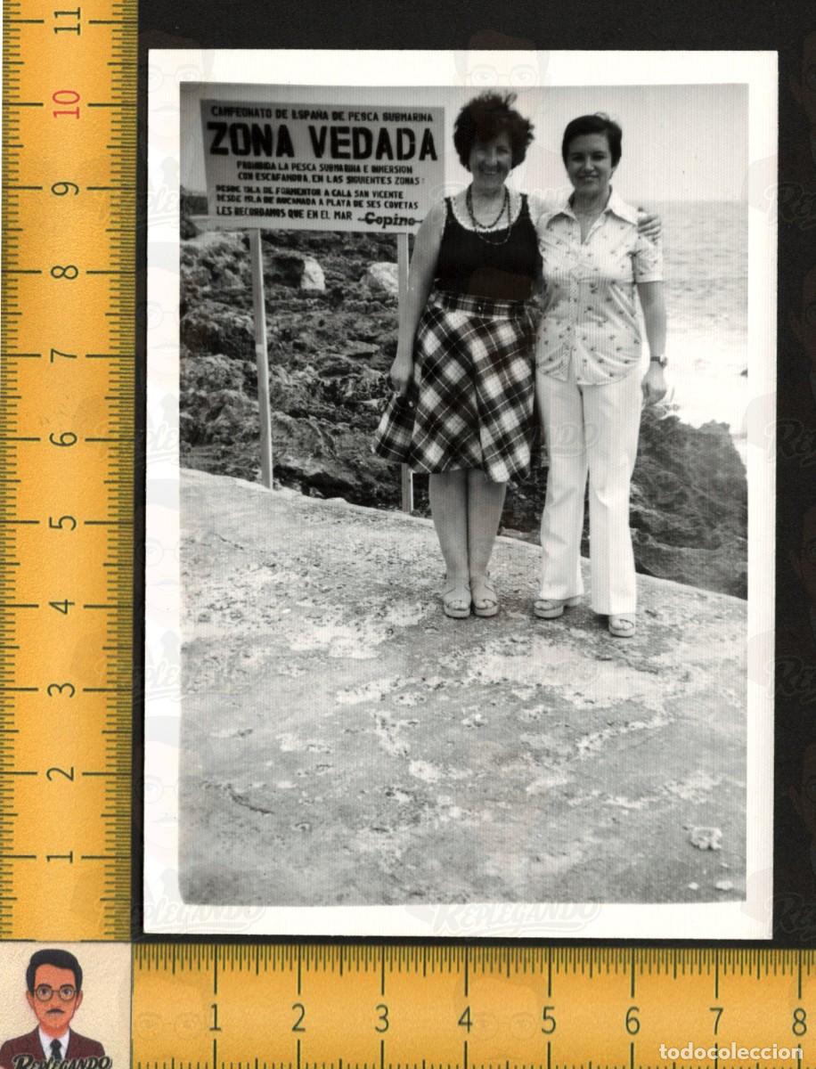 Fotograf&iacute;a antigua: MALLORCA: MUJERES CARTEL CAMPEONATO ESPA&Ntilde;A PESCA SUBMARINA ZONA VEDADA COPINO - FOTO ANTIGUA A&Ntilde;OS 70