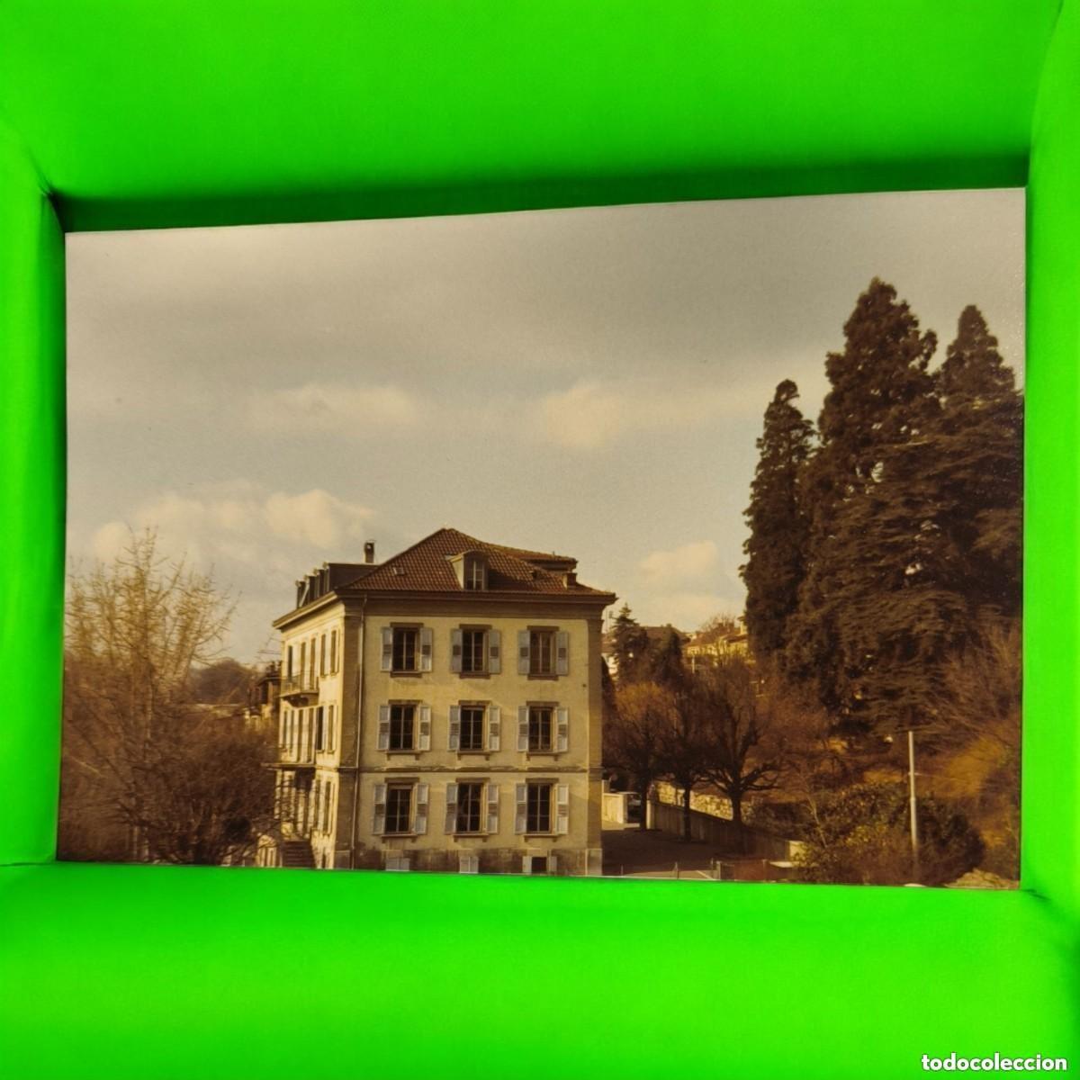 Fotografia antica: Fotograf&iacute;a Vintage En Color &ndash; Edificio Se&ntilde;orial Europeo Entre &Aacute;rboles