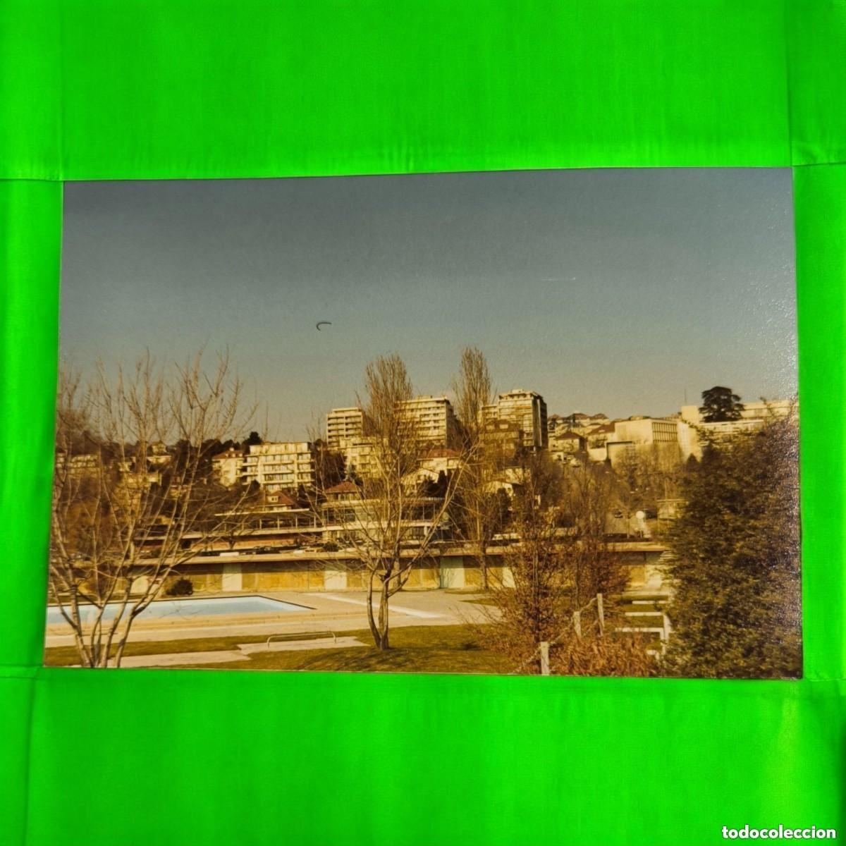 Fotografia antica: Fotograf&iacute;a Vintage En Color &ndash; Vista Urbana Con Piscina Y Edificios De Fondo