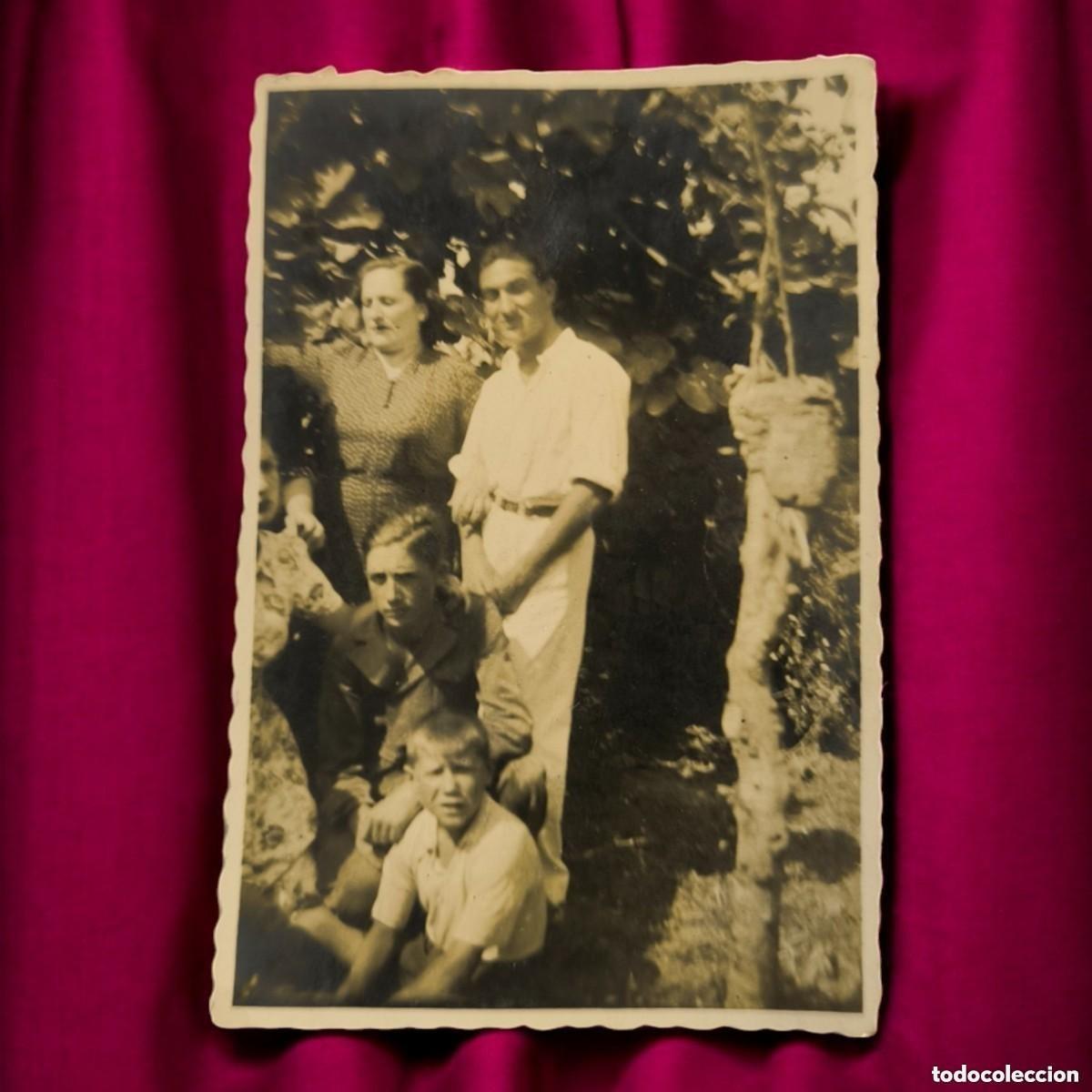 Fotografia antica: Fotograf&iacute;a Vintage De Grupo Familiar Al Aire Libre &ndash; A&ntilde;os 40/50
