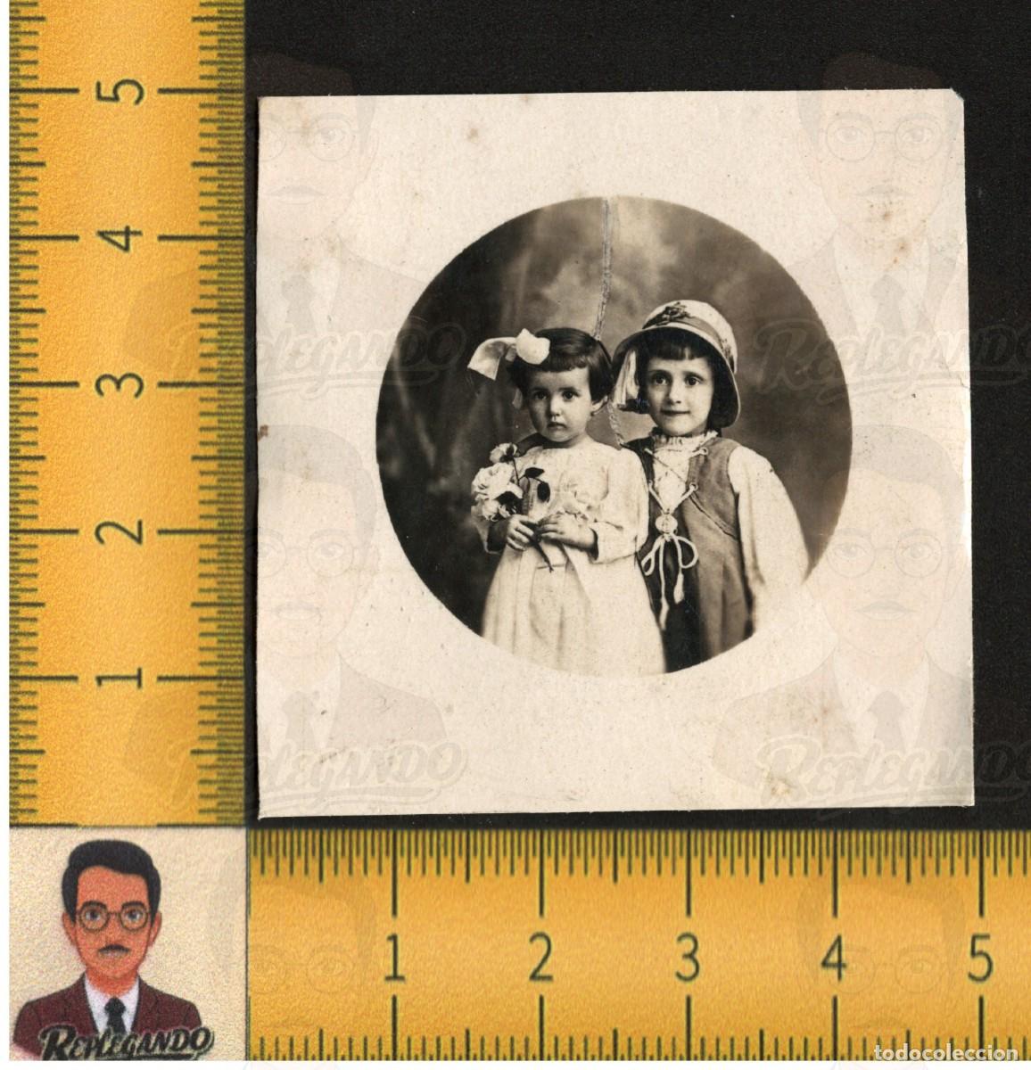 Fotograf&iacute;a antigua: NI&Ntilde;AS HERMANAS - TRAJE DE &Eacute;POCA SOMBRERO ROSA LAZO - RETRATO INFANTIL - FOTO ANTIGUA A&Ntilde;OS 20/30