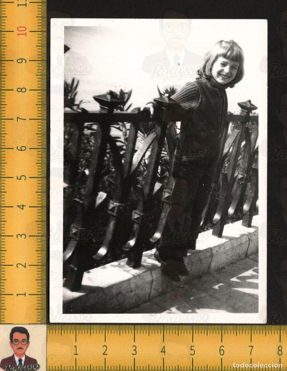 Fotograf&iacute;a antigua: SIMP&Aacute;TICA NI&Ntilde;A SONRIENTE RIE APOYADA EN BARANDILLA - FOTO ANTIGUA A&Ntilde;OS 60 - INFANCIA FELIZ ESPA&Ntilde;A