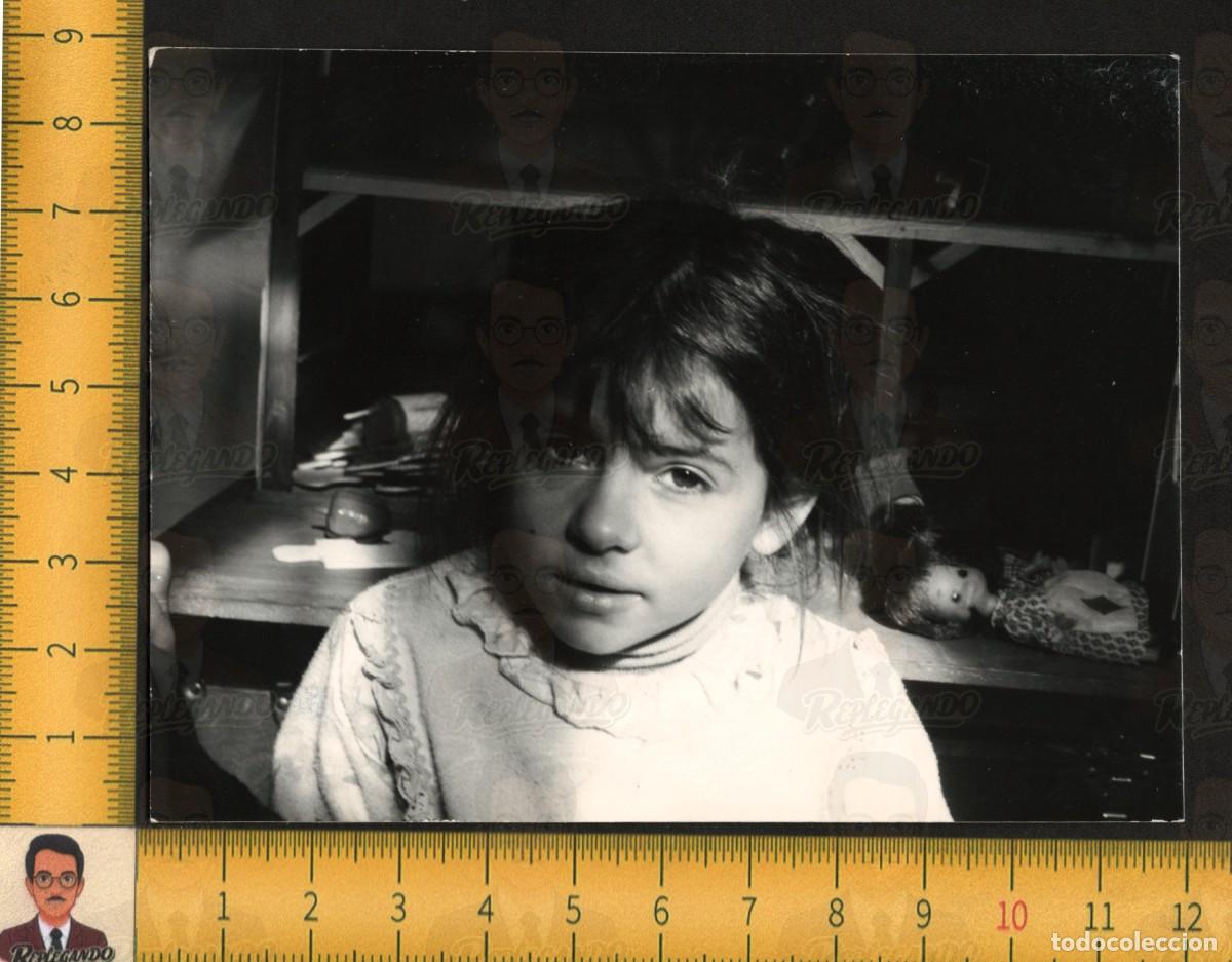 Fotograf&iacute;a antigua: RETRATO NI&Ntilde;A MORENA OJOS GRANDES MIRADA MELANC&Oacute;LICA - MU&Ntilde;ECA JUGUETE AL FONDO - FOTO ANTIGUA A&Ntilde;OS 60