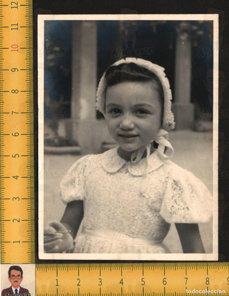 Fotograf&iacute;a antigua: RETRATO NI&Ntilde;A SONRIENTE VESTIDO ENCAJE TOCADO LAZO - FOTO ANTIGUA A&Ntilde;OS 50/60 - INFANCIA FELIZ ESPA&Ntilde;A