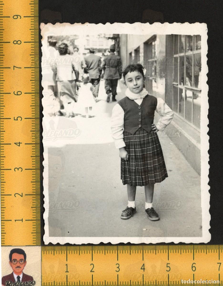 Fotograf&iacute;a antigua: NI&Ntilde;A ALEGRE CON UNIFORME COLEGIAL FALDA CUADROS - FOTO ANTIGUA A&Ntilde;OS 50/60 - INFANCIA FELIZ VALENCIA
