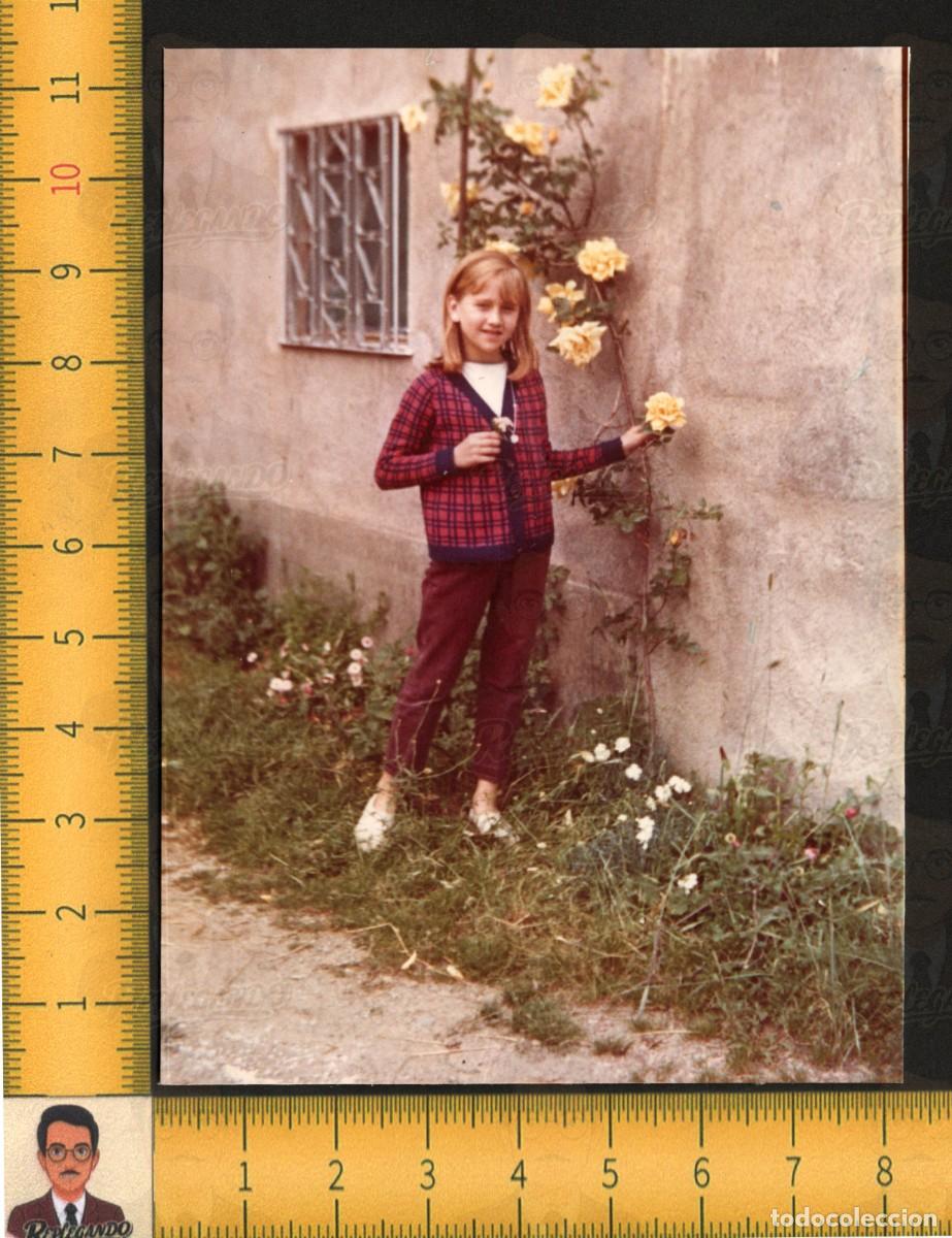 Fotograf&iacute;a antigua: NI&Ntilde;A RUBIA ENTRE ROSAS AMARILLAS FLORES JARD&Iacute;N - INFANCIA FELIZ ESPA&Ntilde;A - FOTOGRAF&Iacute;A VINTAGE A&Ntilde;OS 80
