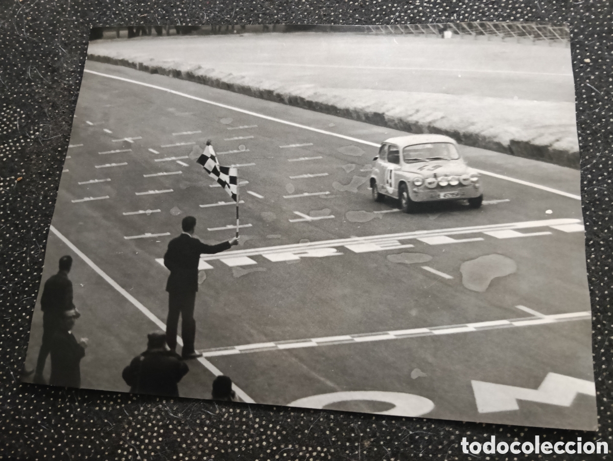 Fotograf&iacute;a antigua: Fotograf&iacute;a del Rally Cuesta San Cugat - Tibidabo SEAT 600 en los a&ntilde;os 60, patrocinado por la Escuder