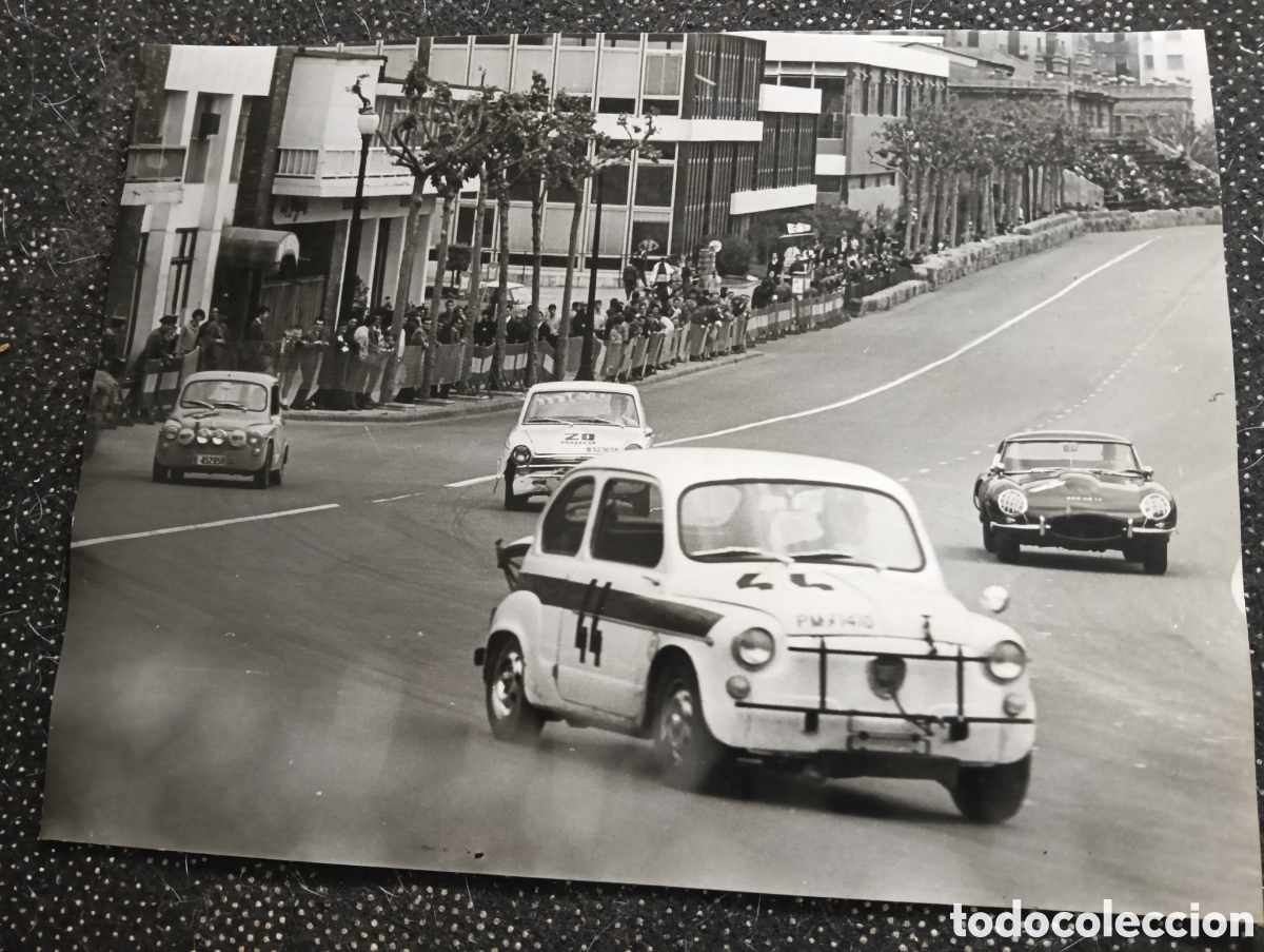 Fotograf&iacute;a antigua: Fotograf&iacute;a del Rally Cuesta San Cugat - Tibidabo SEAT 600 en los a&ntilde;os 60, patrocinado por la Escuder