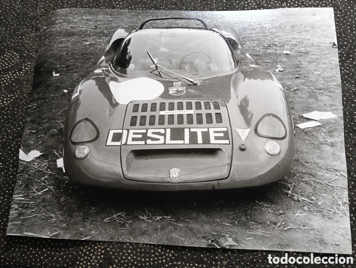 Fotograf&iacute;a antigua: Delantera de un Fiat Abarth 1000 SP de competici&oacute;n con el nombre &rdquo;DESLITE&rdquo; en el cap&oacute;. Pilotado por