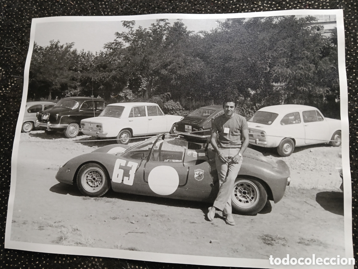 Fotograf&iacute;a antigua: Fiat Abarth 1000 SP de competici&oacute;n con el nombre &rdquo;DESLITE&rdquo; en el cap&oacute;. Pilotado por Jos&eacute; Mar&iacute;a Forre