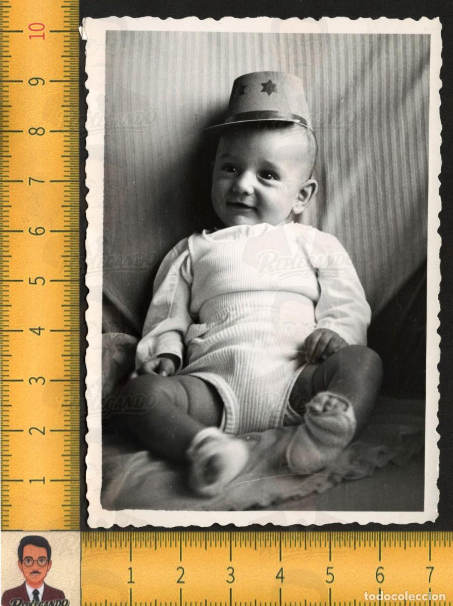 Fotograf&iacute;a antigua: BEB&Eacute; NI&Ntilde;O GORRO MILITAR DOS ESTRELLAS 6 PUNTAS TENIENTE - INFANCIA - FOTO ANTIGUA A&Ntilde;O 1954