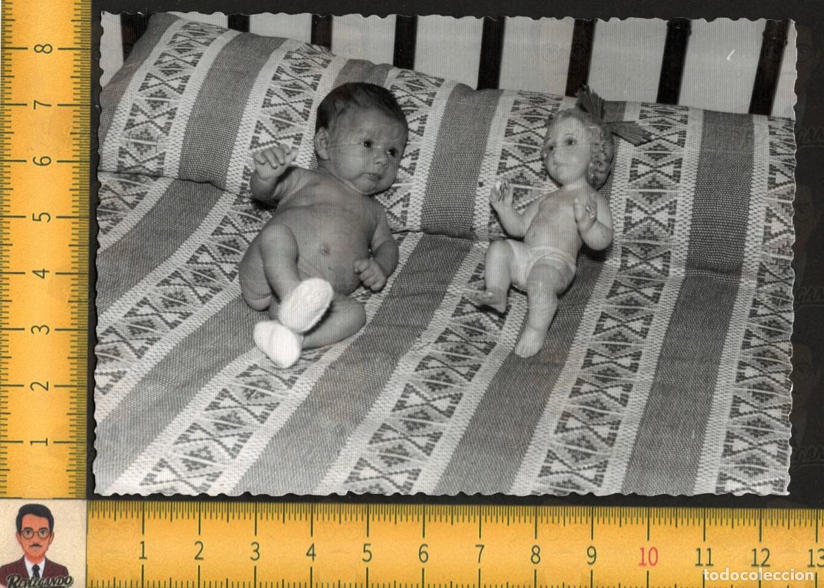 Fotograf&iacute;a antigua: JESUSITO DE MI VIDA - NI&Ntilde;O CON IMAGEN DE JES&Uacute;S EN CAMA - FOTO ANTIGUA VILLANUEVA CASTELL&Oacute;N A&Ntilde;O 1970