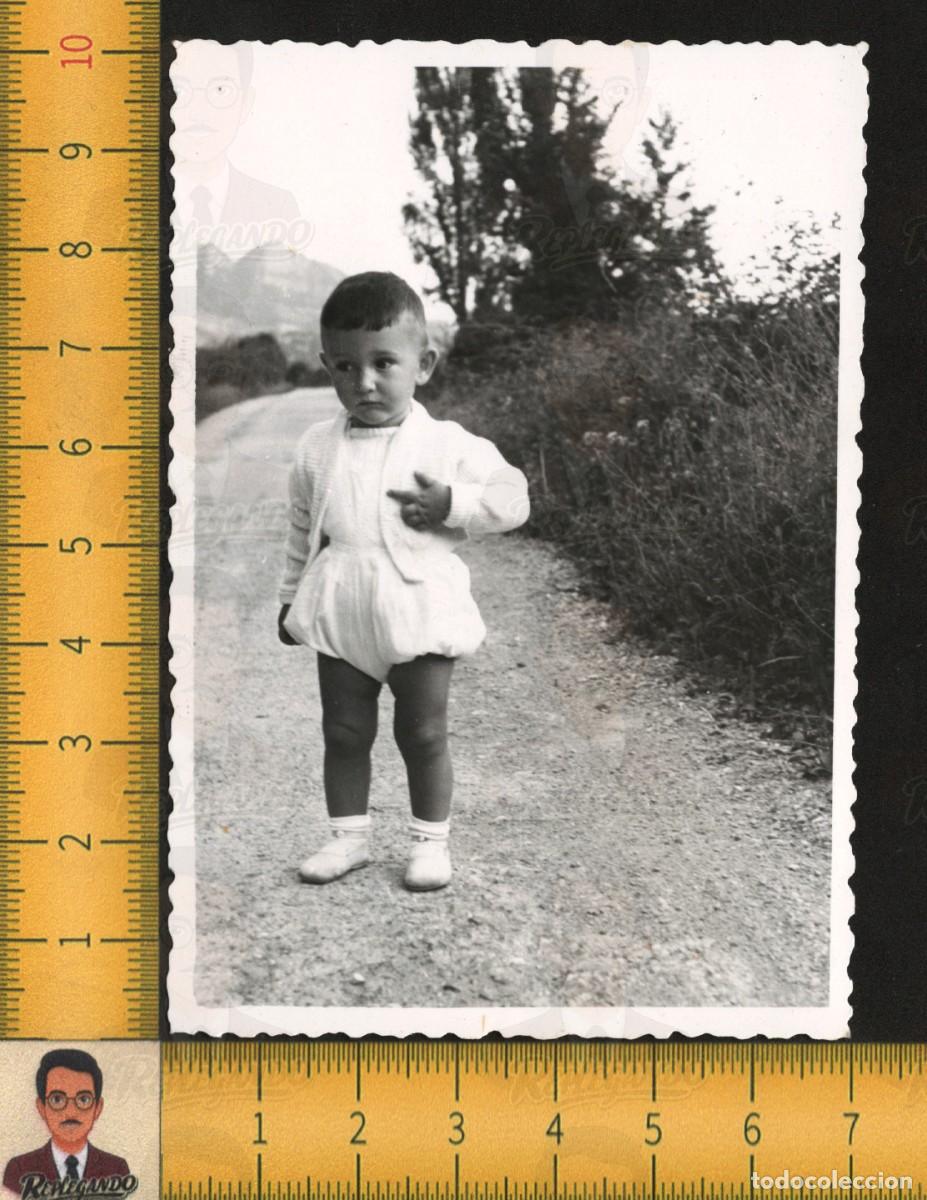 Fotograf&iacute;a antigua: SIMP&Aacute;TICO NI&Ntilde;O VESTIDO DE BLANCO EN CAMINO RURAL - MONTA&Ntilde;AS - FOTO ANTIGUA A&Ntilde;O 1955 - INFANCIA FELIZ