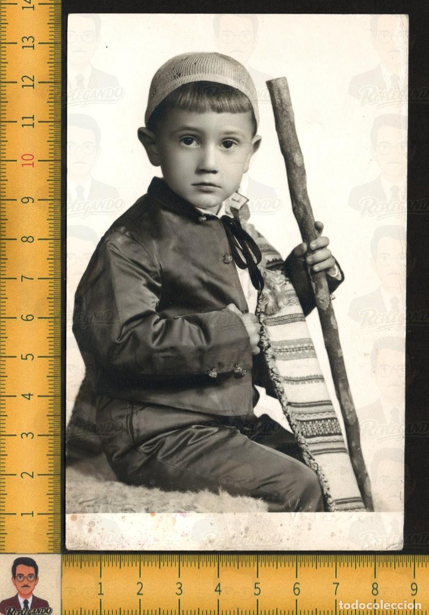 Fotograf&iacute;a antigua: SIMP&Aacute;TICO NI&Ntilde;O VESTIDO PASTOR CON BAST&Oacute;N - TRAJE TRADICIONAL - FOTO ANTIGUA VALENCIA A&Ntilde;OS 50/60