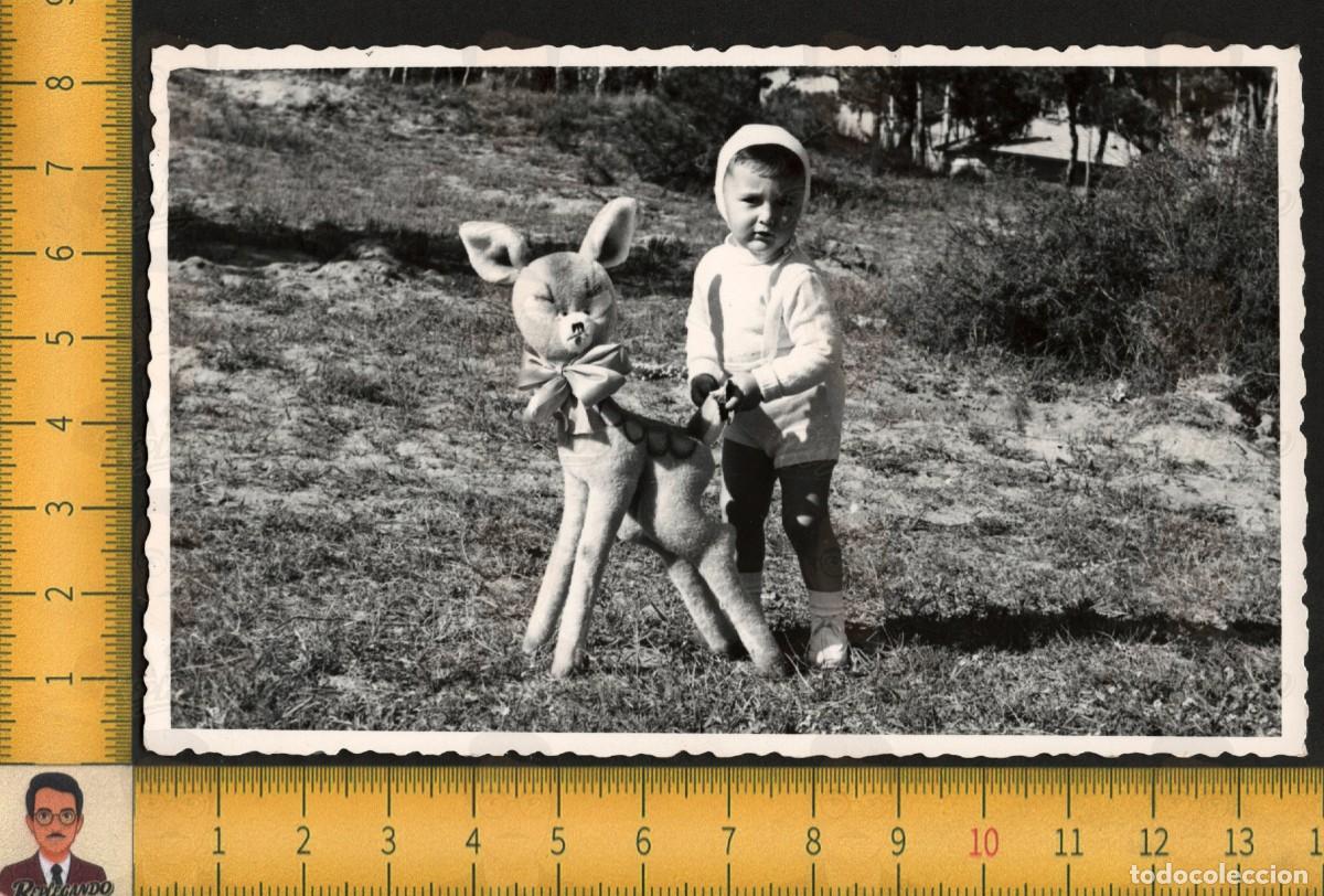 Fotograf&iacute;a antigua: SIMP&Aacute;TICO NI&Ntilde;O CON BAMBI DISNEY CIERVO DE PELUCHE - JUGUETE INFANCIA FELIZ - FOTO ANTIGUA A&Ntilde;O 1956