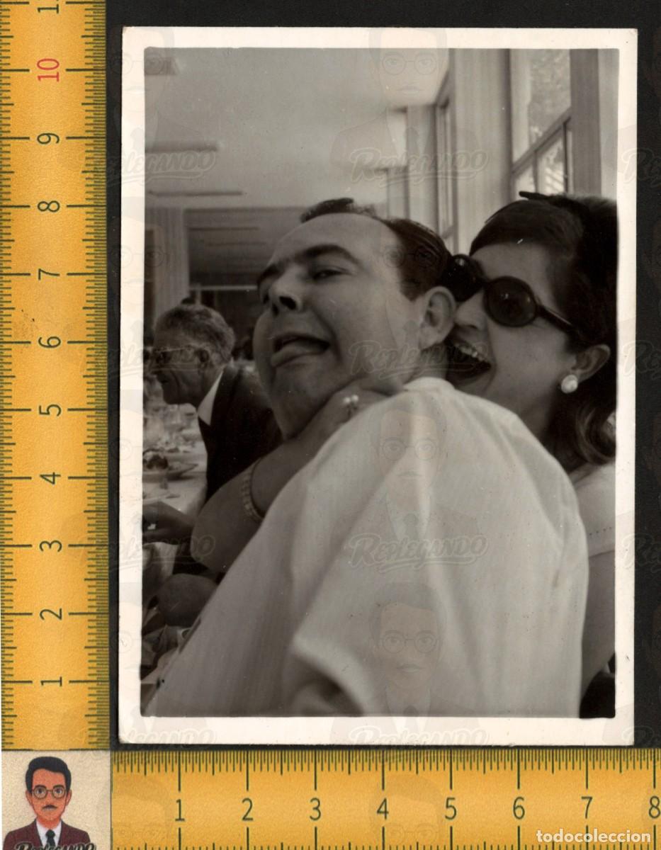 Fotograf&iacute;a antigua: LA MORDEDORA DE OREJAS - DIVERTIDA PAREJA HOMBRE Y MUJER POSANDO - FOTO ANTIGUA ART&Iacute;STICA A&Ntilde;OS 60