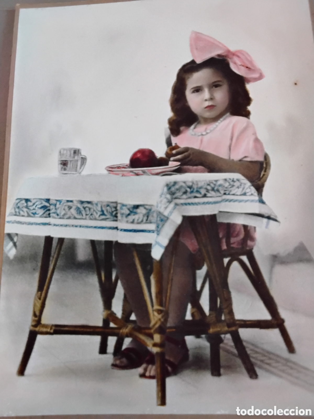 Fotograf&iacute;a antigua: FOTOGRAF&Iacute;A COLOREADA DE NI&Ntilde;A COMIENDO FRUTA.
