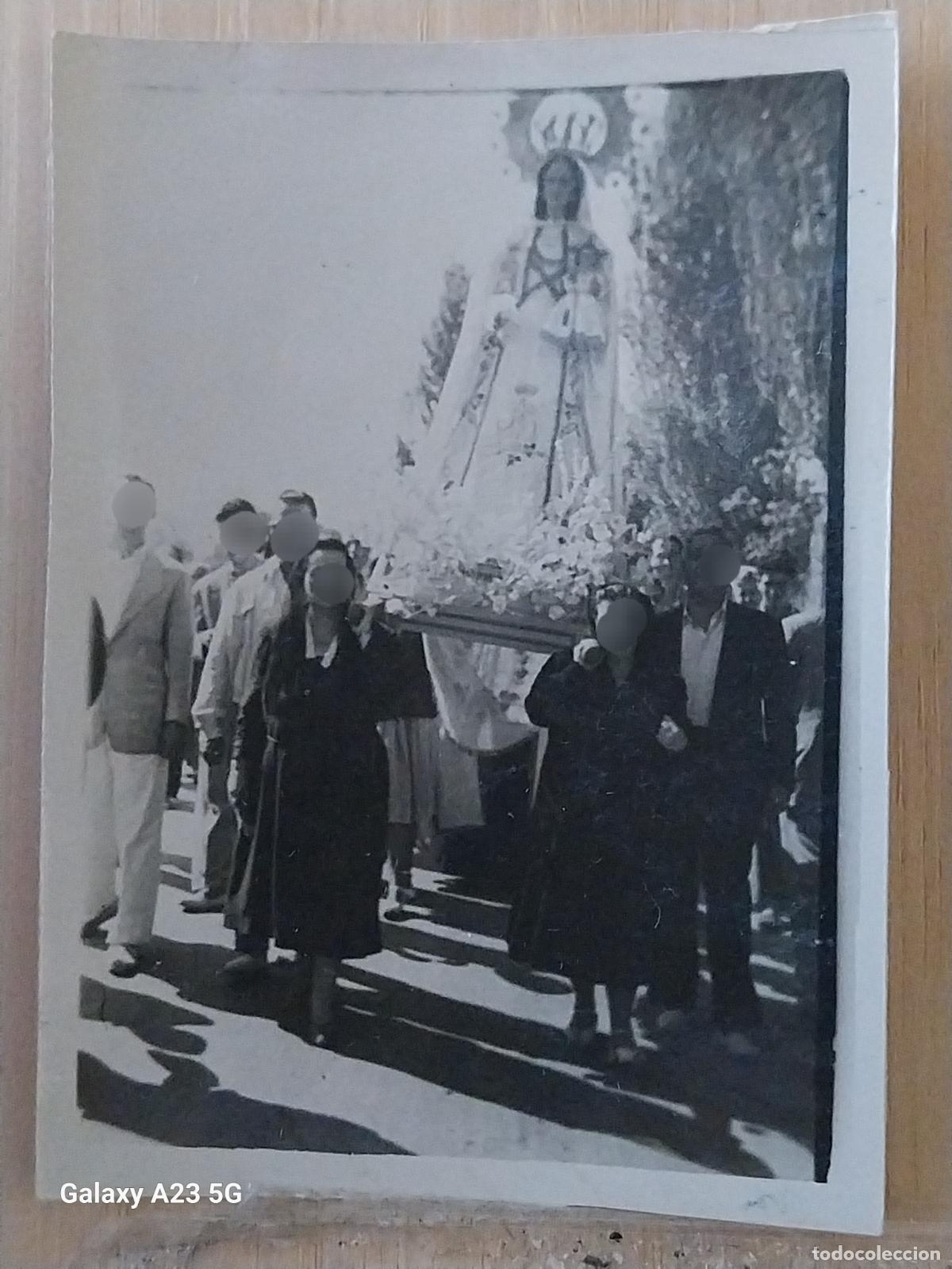 Fotograf&iacute;a antigua: VIRGEN CON NI&Ntilde;O PROCESION PASO FOTO PARTICULAR A&Ntilde;OS 50 7.8X5.6 CMS LUGAR POR DETERMINAR