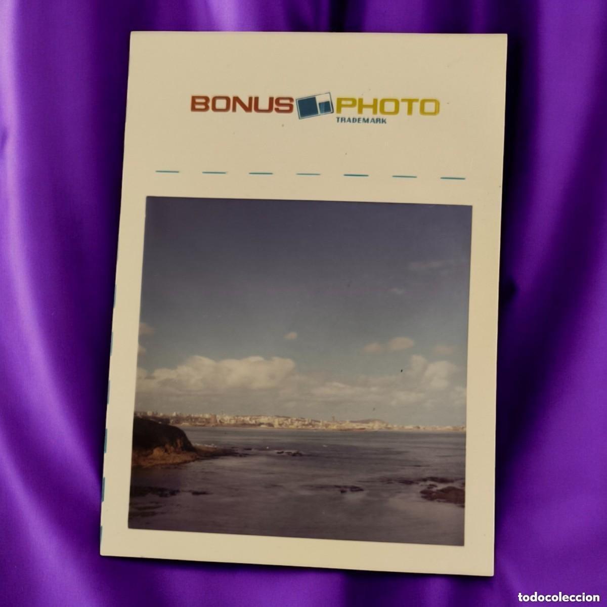 Fotograf&iacute;a antigua: Fotograf&iacute;a Vintage Bonus Photo &ndash; Vista Costera Con Ciudad Al Fondo, A&ntilde;os 80/90