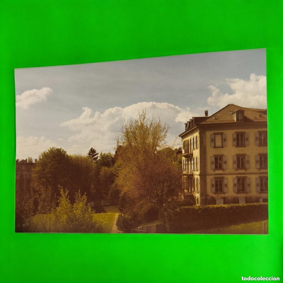 Fotografia antica: Fotograf&iacute;a Vintage En Color &ndash; Jard&iacute;n Urbano Y Fachada De &Eacute;poca