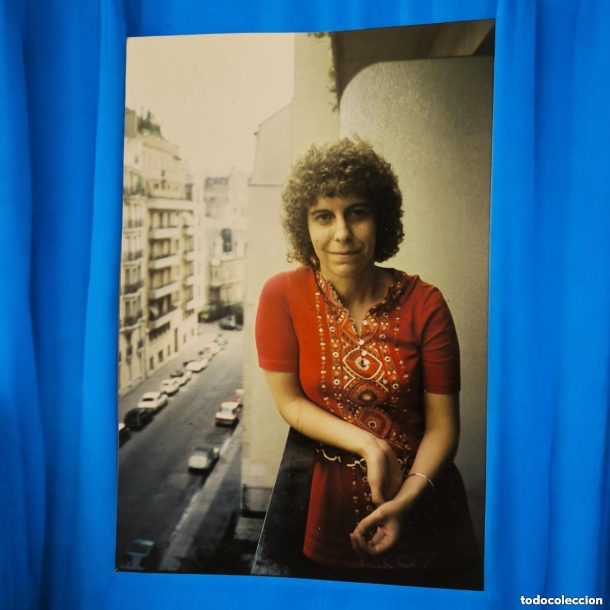 Fotografia antica: Fotograf&iacute;a Vintage A Color &ndash; Mujer En Balc&oacute;n Con Vestido Rojo