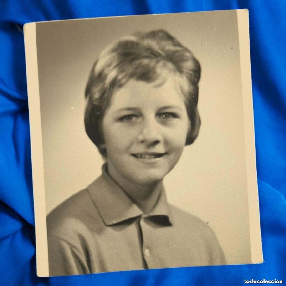 Alte Fotografie: Fotograf&iacute;a De Estudio Vintage &ndash; Retrato De Mujer Joven Con Sonrisa Suave